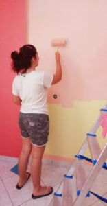 Και η Κατερίνα βάφει τον τοίχο του δωματίου της με ρολό βαφής Rollex